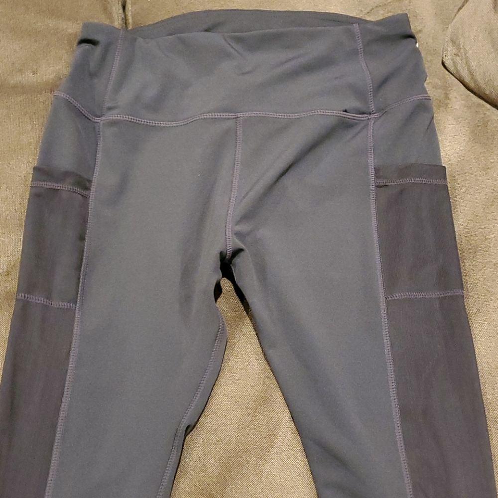Brand new athletic leggings with pockets